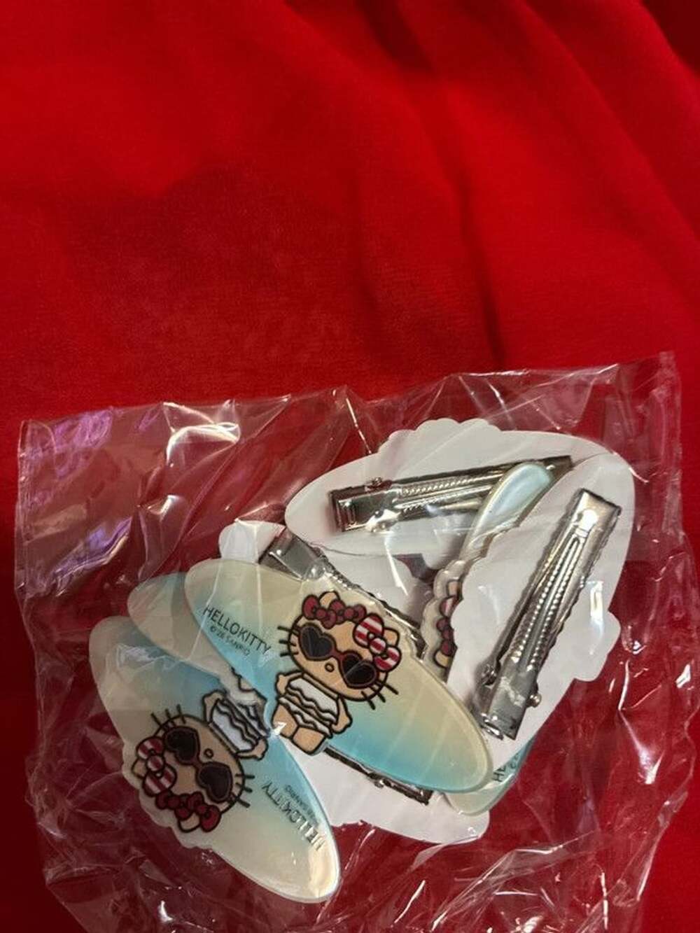 New in package 6 piece set of hello kitty hair clip’s barrettes